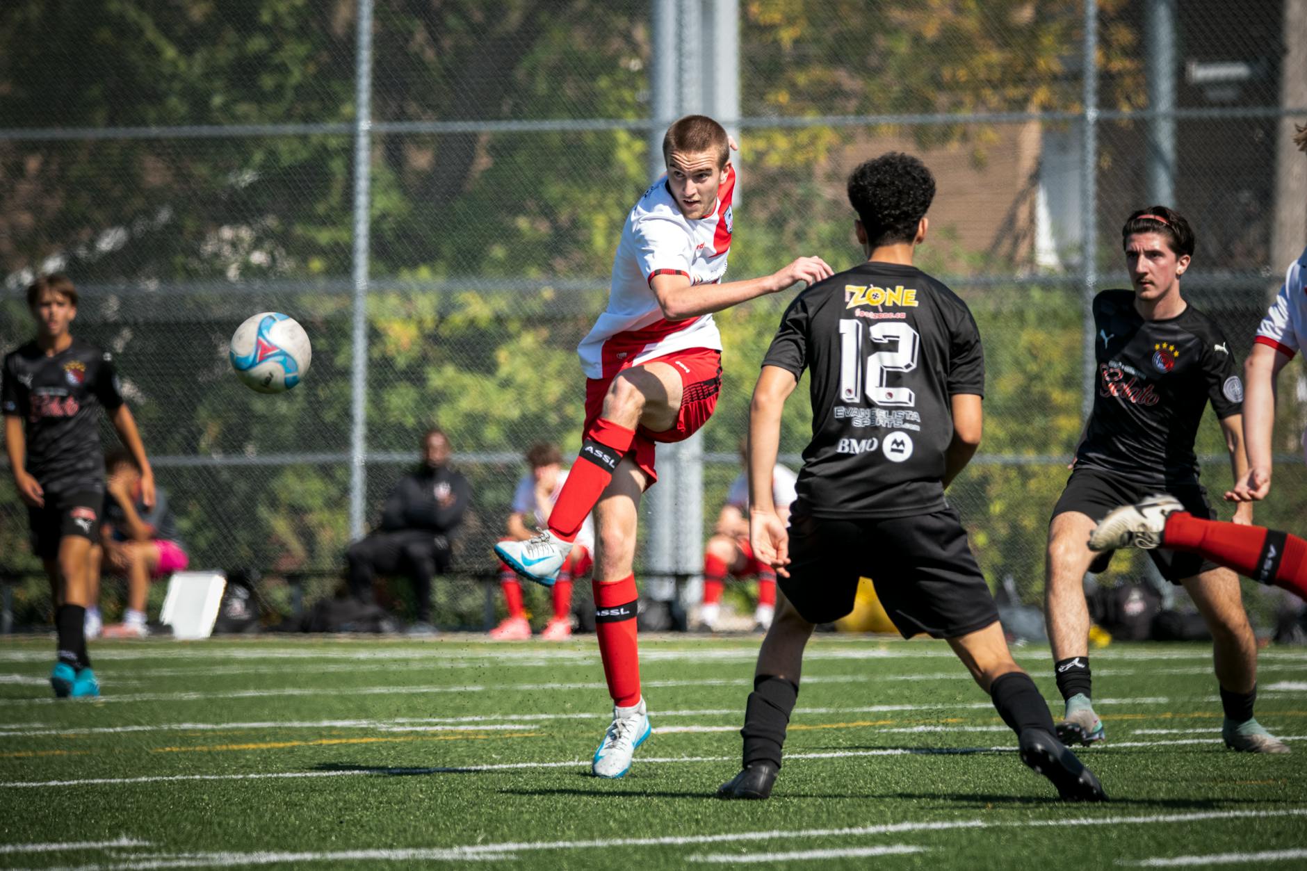 Džeko esulta all'esordio: gol decisivo per lo Schalke 04 contro il Kaiserslautern