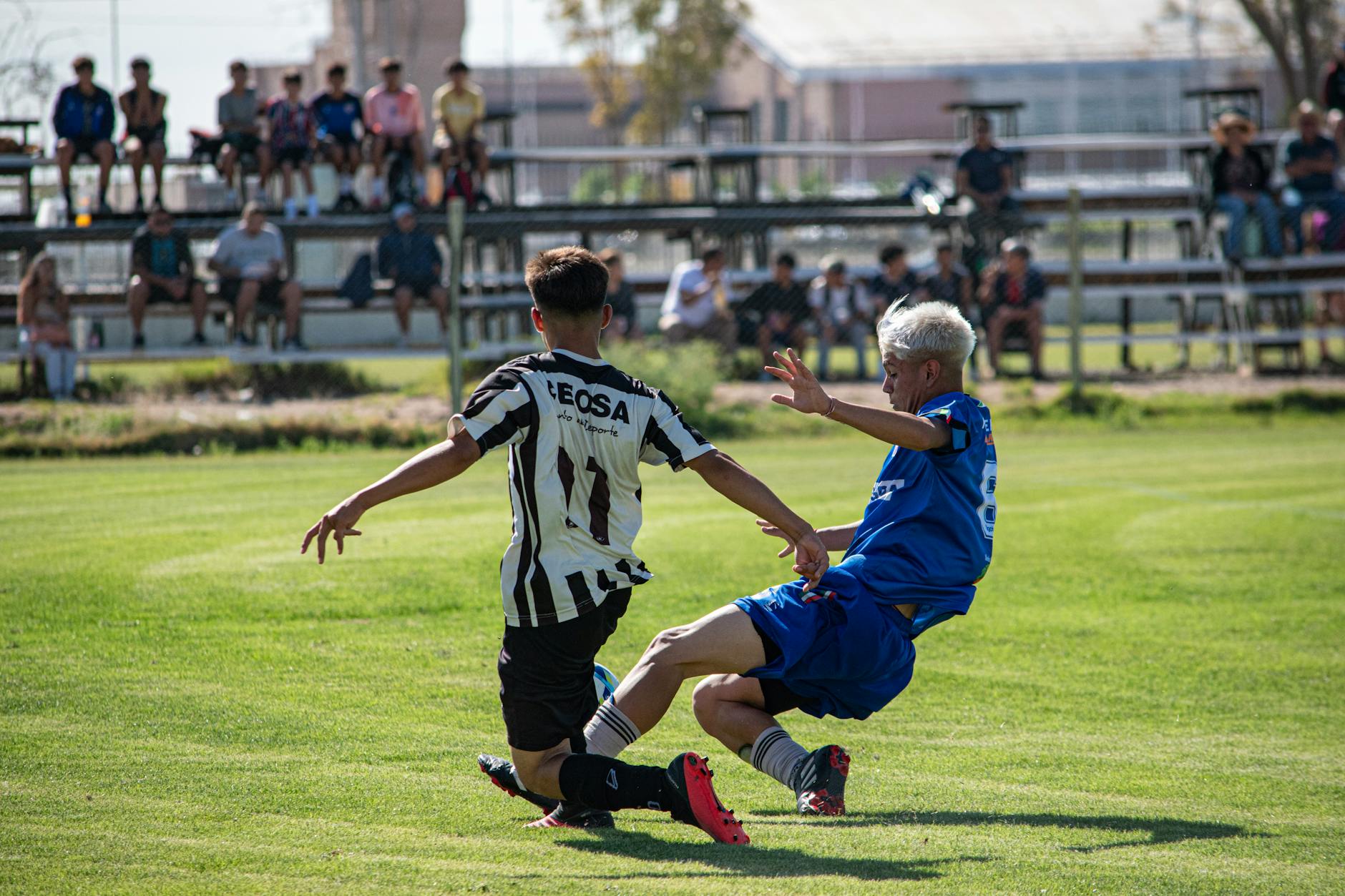 L'Inter trionfa 2-0 al Via del Mare contro il Lecce e vola a +10 sul Milan