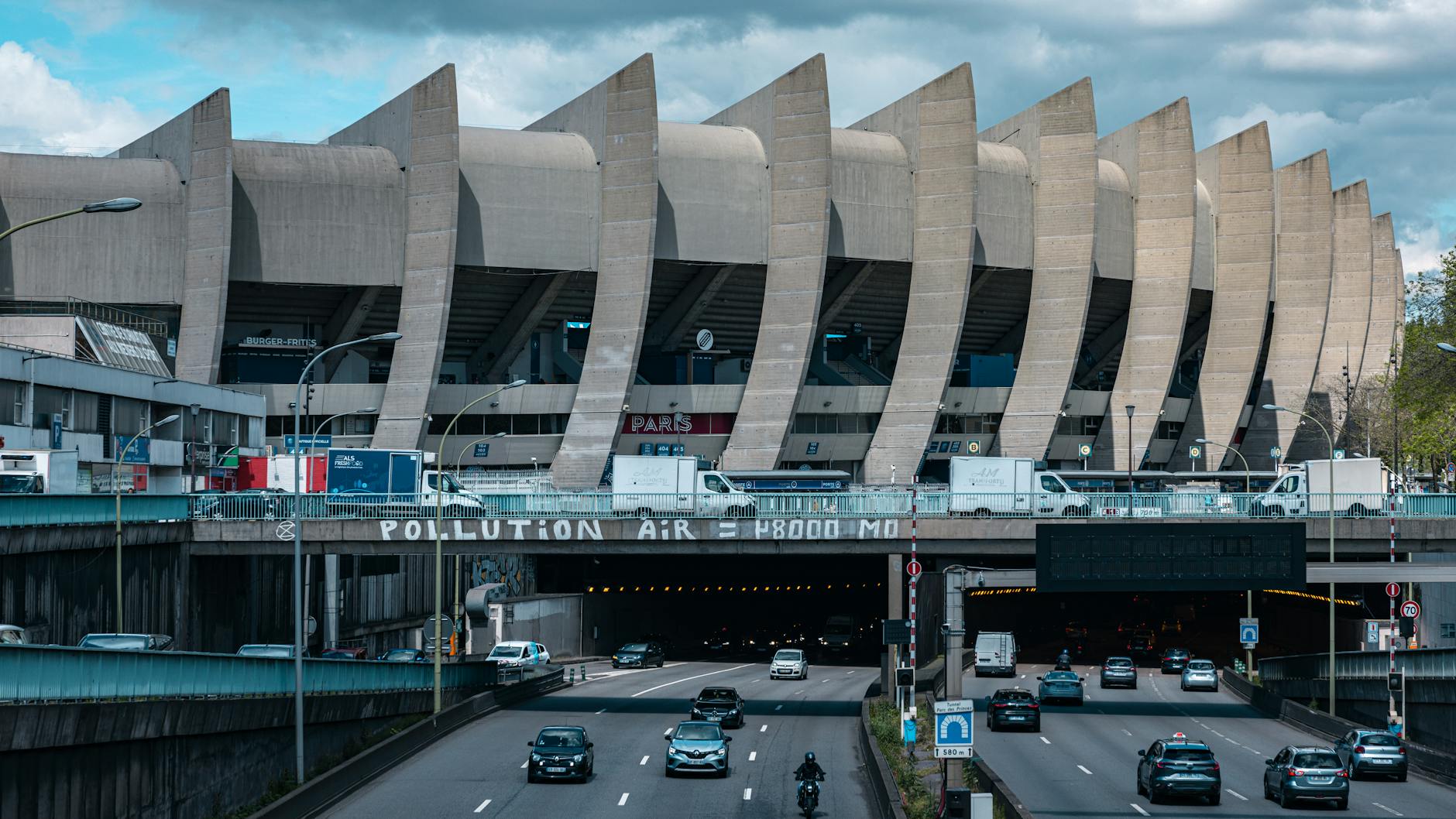 Il Como ribalta la Roma 2-1: doppio giallo a Wesley e scatto Champions