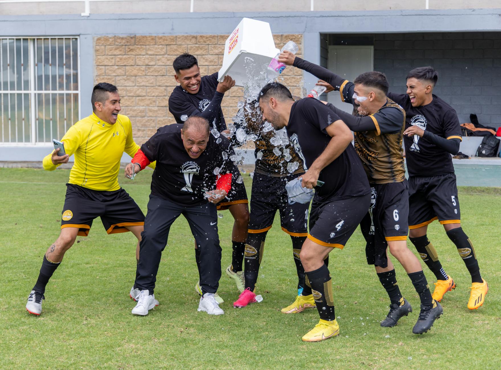 De Jong fuori per infortunio: Barcellona in crisi prima del big match con l’Atletico Madrid